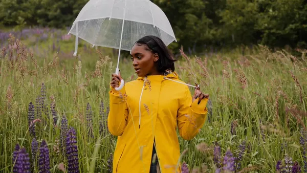 img of 纽芬兰雨衣登上《Vogue》封面