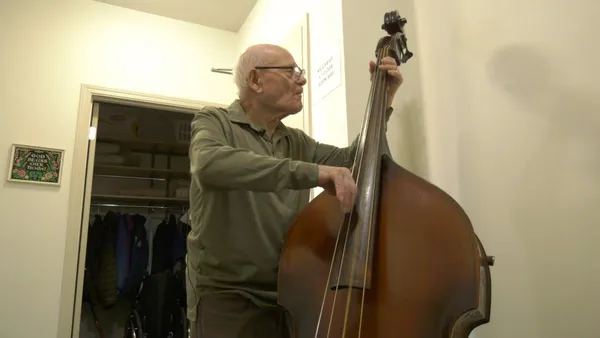 img of 萨斯卡通市一位104岁的老人庆祝生日，依然热爱跳舞