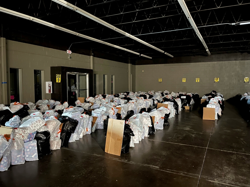 img of 密歇根圣诞慈善活动因火灾受阻，但数千儿童仍将收到礼物