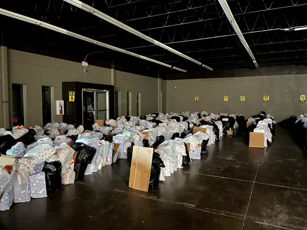 img of 密歇根圣诞慈善活动因火灾受阻，但数千儿童仍将收到礼物