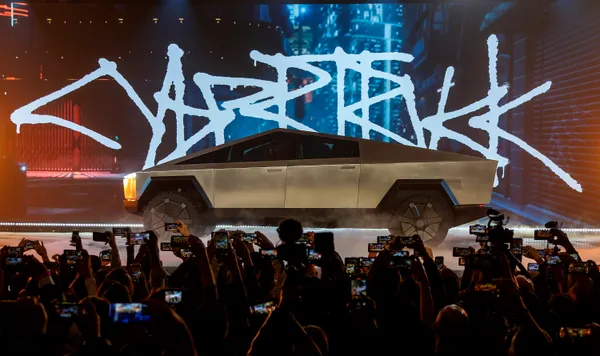 img of 特斯拉交付了约十几辆不锈钢版的Cybertruck皮卡，试图解决生产问题