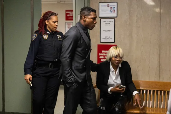 img of 乔纳森·梅杰斯袭击案审判：车后座位对峙的不同版本