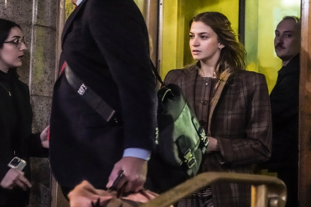 img of 乔纳森·梅杰斯的前女友描述演员造成的“严重”痛苦，辩护方质疑她的饮酒行为