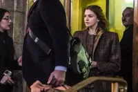 img of 乔纳森·梅杰斯的前女友描述演员造成的“严重”痛苦，辩护方质疑她的饮酒行为