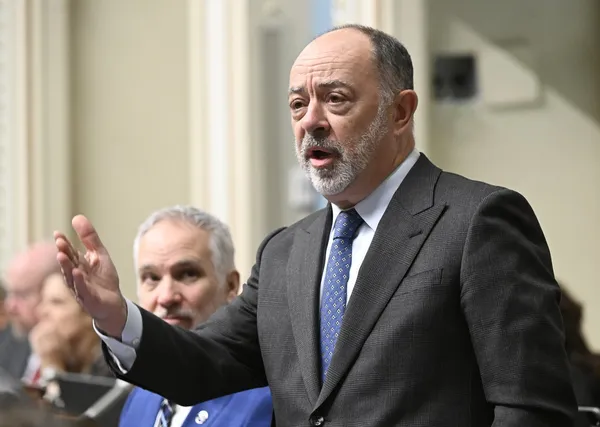 img of 第15号法案：魁北克卫生改革在政府采取强制措施后通过