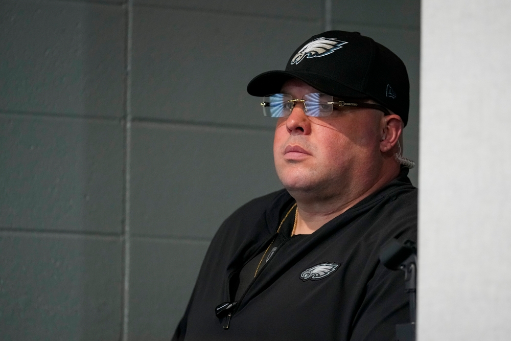 img of 鹰队安保主管迪桑德罗被禁赛，无法在对阵牛仔队的周日夜间橄榄球比赛中现场指挥