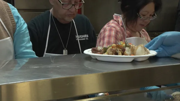 img of 温哥华联合福音使命年度圣诞大餐分发3000份餐盘