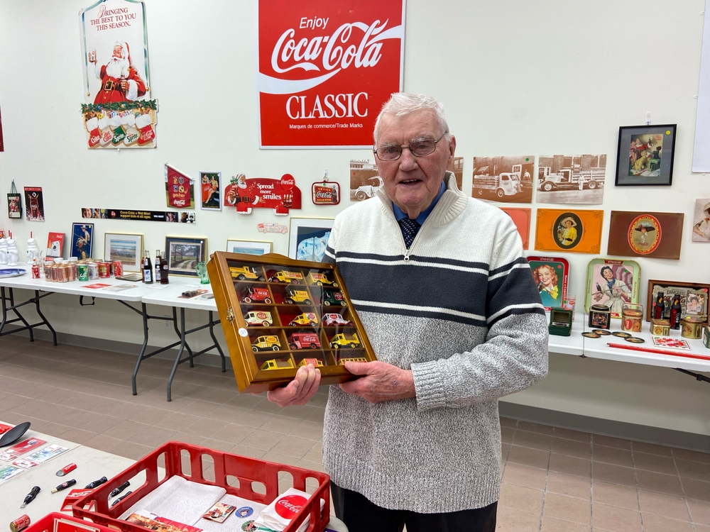 img of 安大略省Arnprior的93岁牧师出售可口可乐收藏品，为一个目的筹款