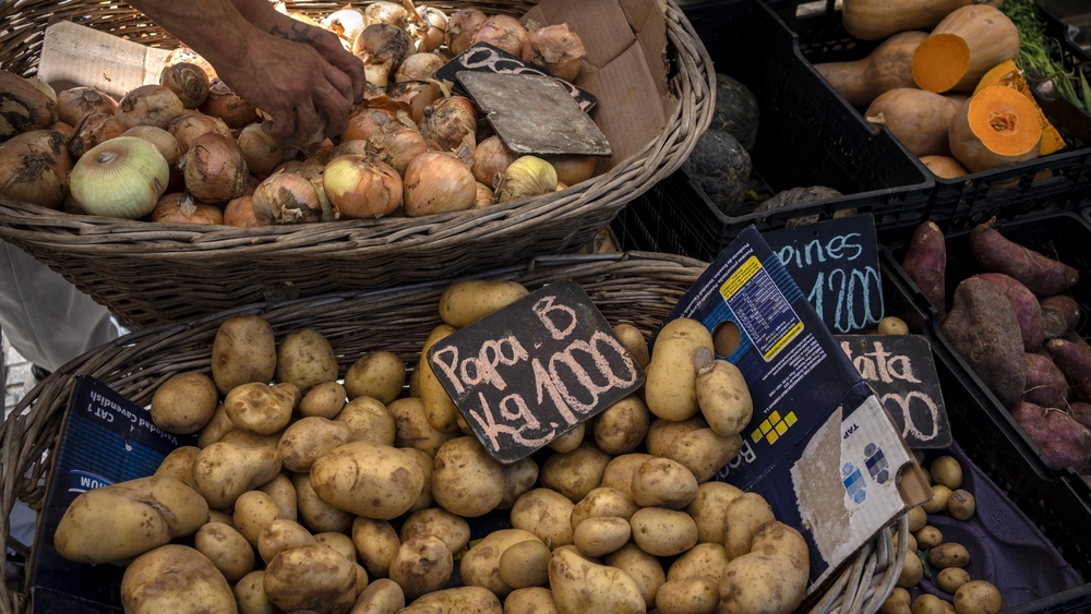 img of 阿根廷央行将利率保持在133%，在贬值后实施比索挂钩政策