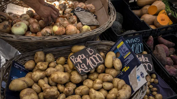 img of 阿根廷央行将利率保持在133%，在贬值后实施比索挂钩政策