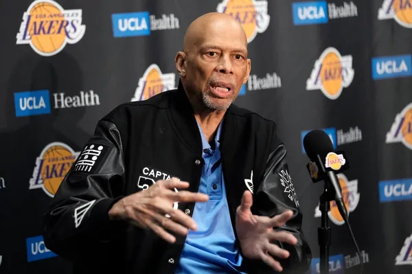 img of 卡里姆·阿卜杜勒-贾巴尔在洛杉矶音乐会上摔倒并髋部骨折