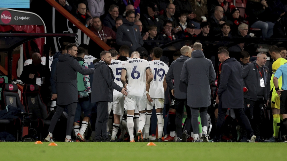 img of 洛顿城球员汤姆·洛克耶在球场上发生心脏骤停后“恢复意识”