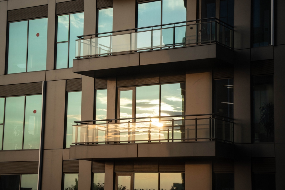 img of 未经许可安装的遮阳网让卑诗省公寓业主付出3000加元的法规罚款