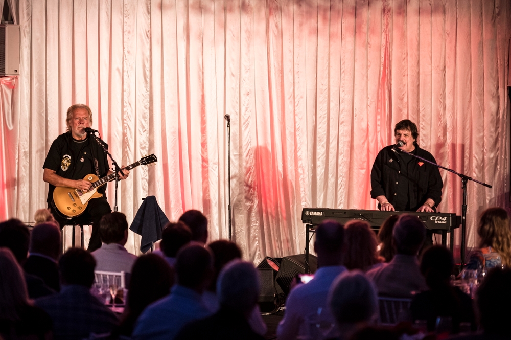 img of Cummings和Bachman寻求撤销Guess Who成员的诉讼