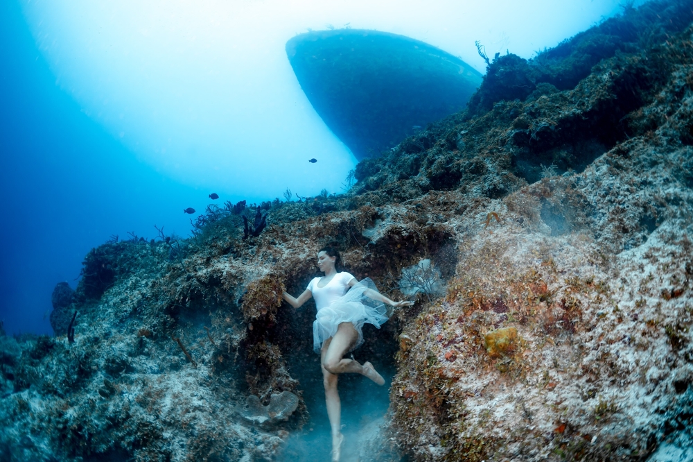 img of 蒙特利尔房地产经纪人兼模特在水下摄影中打破吉尼斯世界纪录