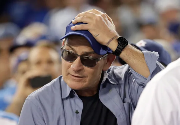 img of 查理·辛被邻居攻击入院治疗