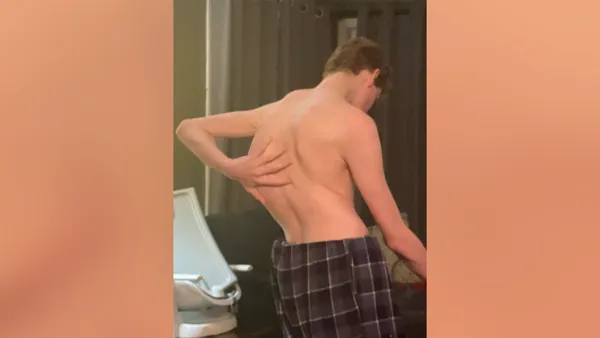 img of 卑诗省的一名男子发现生命关键手术再次延迟，而他正要前往医院