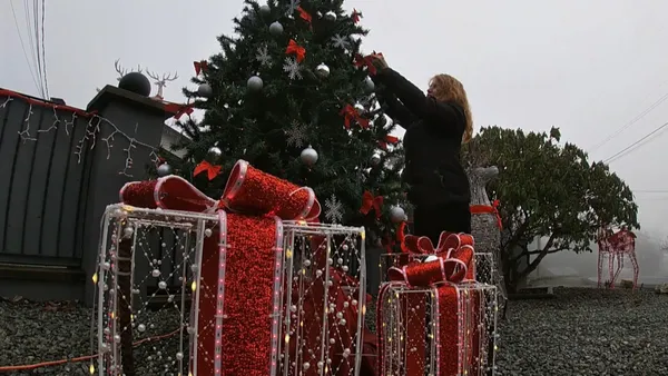 img of 卑诗省一名女子在圣诞装饰遭到“Grinch”匿名信批评后，受到世界各地鼓励
