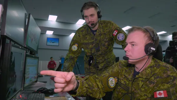 img of 加拿大北方防空司令部的人员等待着圣诞老人的加拿大之旅