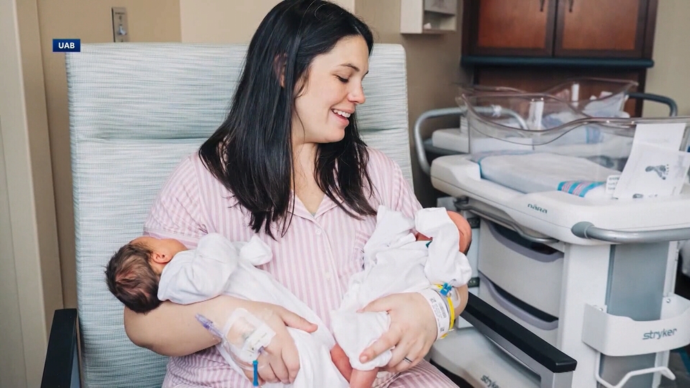 img of 两个子宫妊娠的女子分娩了双胞胎