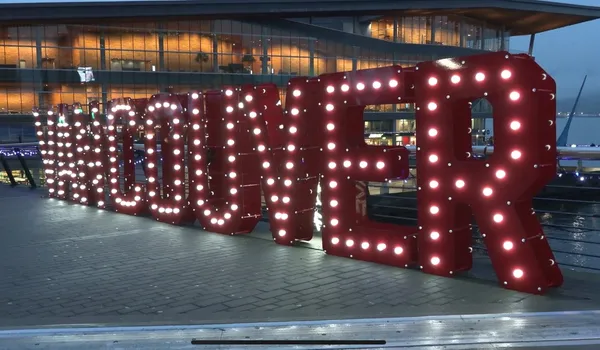 img of 巨型海滨的“温哥华”标志吸引人群和呼吁使其永久化