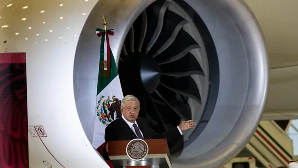 img of 墨西哥军队运行的航空公司首航抵达Tulum度假胜地