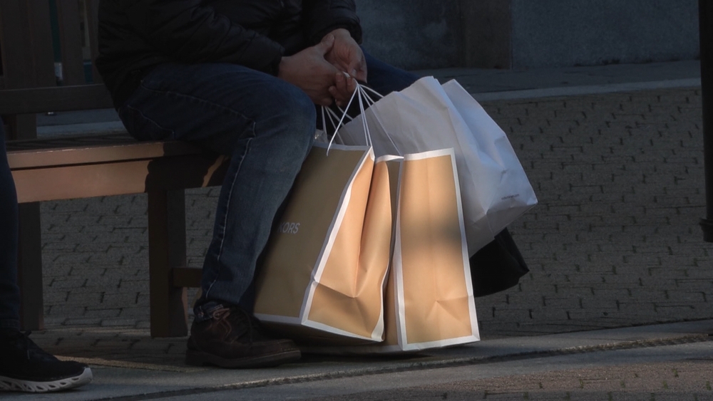 img of 争取在生活成本不断上涨的情况下拉长节礼日购物的加拿大购物者