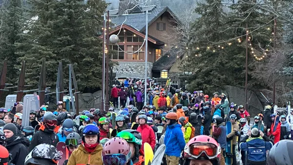 img of 滑雪胜地Whistler-Blackcomb因开放延迟引发“史诗级”排队