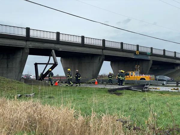 img of 加拿大卑斯省达尔塔的高架桥撞车事故导致99号公路南行关闭