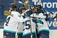 img of 安大略省英格尔索尔市的Ella Shelton打进了历史上第一个PWHL进球