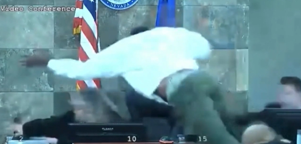 img of 袭击内华达法官的被告在法庭上袭击法官后面临新指控