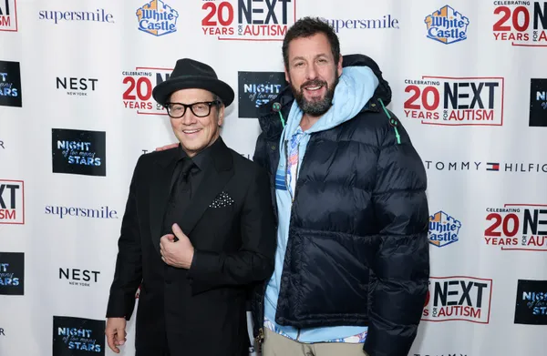 img of 亚利桑那州门迪亚海豚面对科罗拉多州前，亚当·桑德勒在图森市玩接球游戏