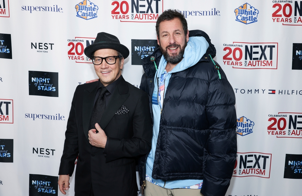 img of 亚利桑那州门迪亚海豚面对科罗拉多州前，亚当·桑德勒在图森市玩接球游戏