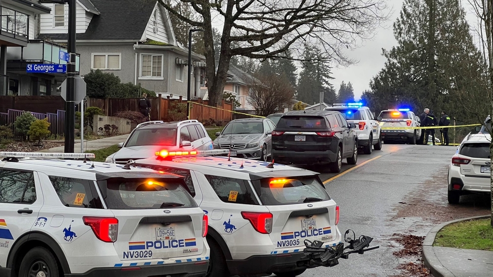 img of 持续事件导致北温哥华街道封锁，皇家骑警请公众避开该区域