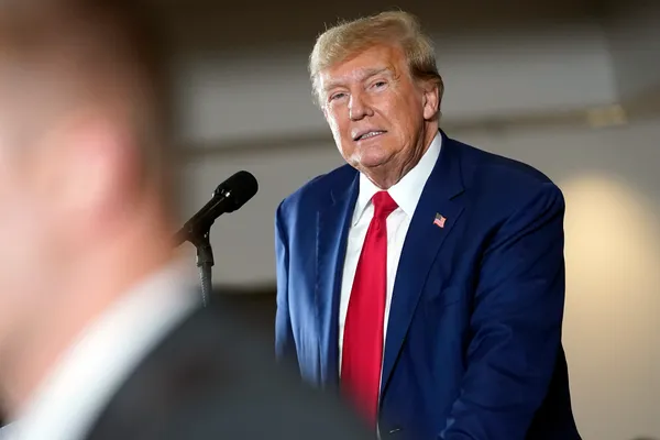 img of 纽约州律师在特朗普的民事欺诈审判中要求超过3.7亿美元的罚款。他回应道："他们应该支付给我"