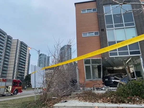 img of 多伦多一辆特斯拉汽车撞入房屋致5人受伤，一名17岁少年被控
