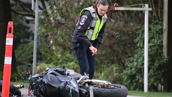 img of 温哥华本拿比发生周末撞车事故，摩托车手受伤后死亡