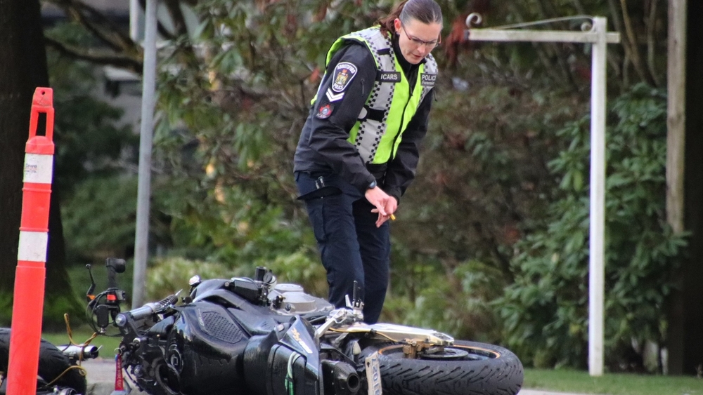 img of 温哥华本拿比发生周末撞车事故，摩托车手受伤后死亡