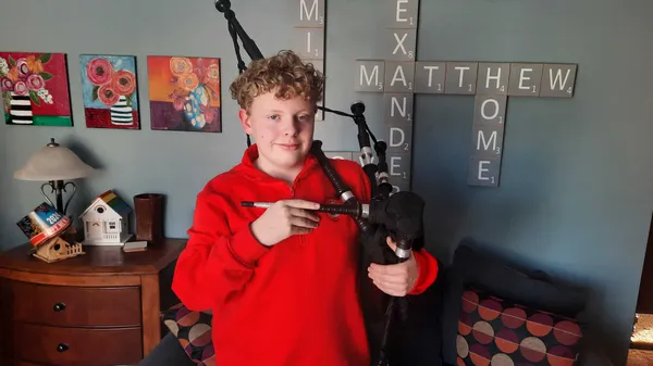 img of 加拿大马尼托巴州少年风笛手在加州玫瑰花大游行上为人群吹奏