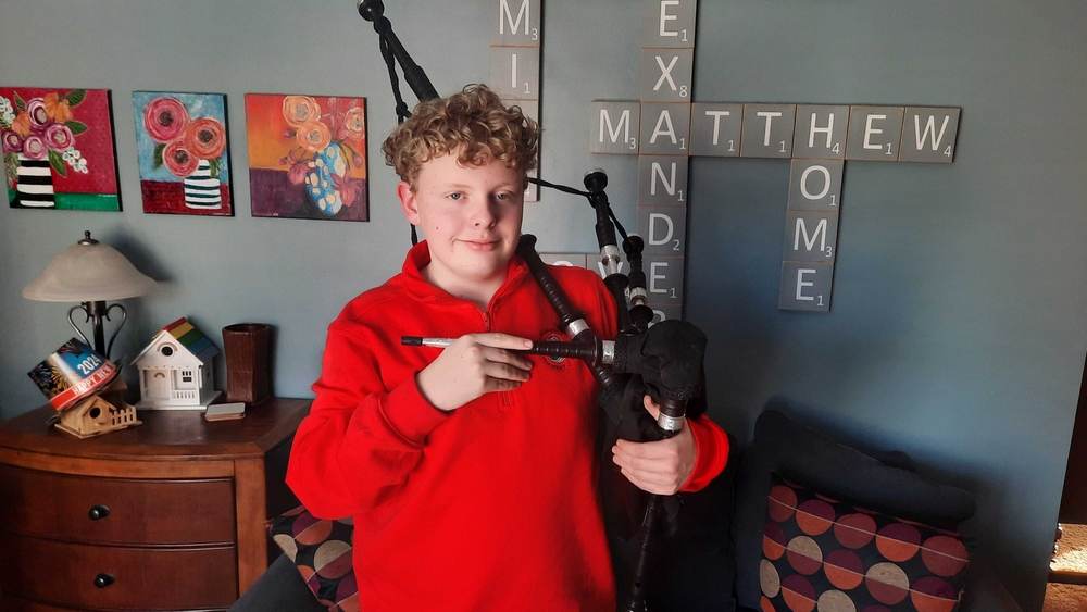 img of 加拿大马尼托巴州少年风笛手在加州玫瑰花大游行上为人群吹奏