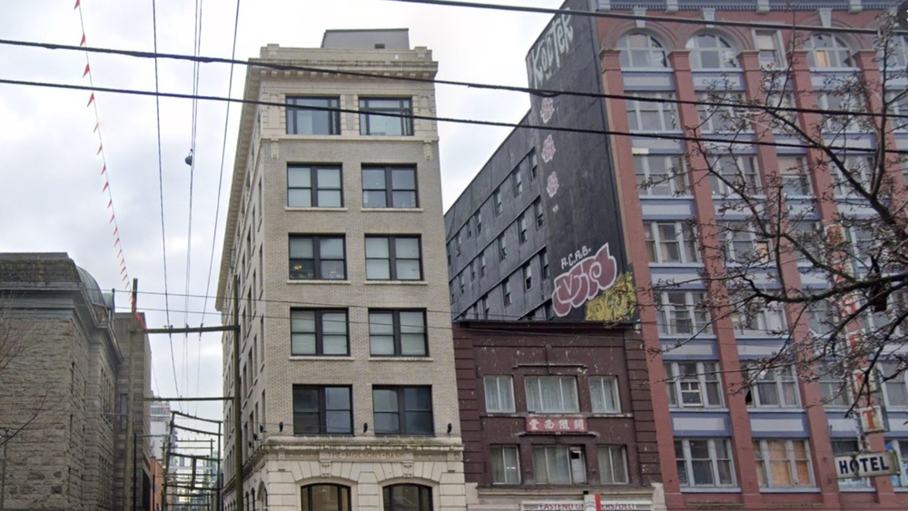 img of 温哥华的一只狗可能已被扔下温哥华酒店坠亡，据警方称