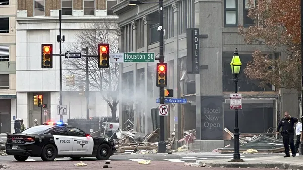 img of 德克萨斯州历史悠久的酒店爆炸，21人受伤，废墟散落在福特沃斯市中心