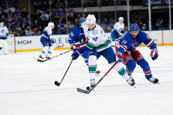 img of 佩特森和霍格兰德各进两球，温哥华鳗鱼队以6-3击败纽约游骑兵队