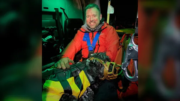 img of 温哥华都会地区登山道上被困的青少年和狗被空运救出