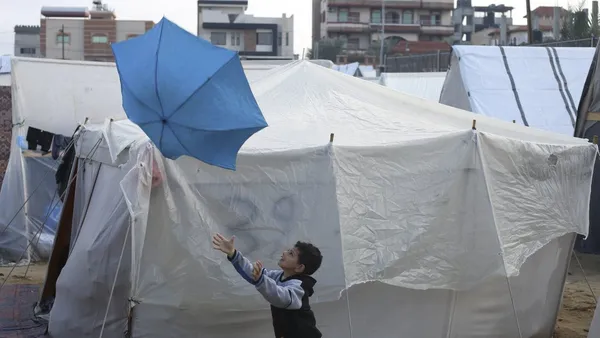 img of 加拿大各地的家庭竞争有限数量的签证，希望拯救在加沙的亲人