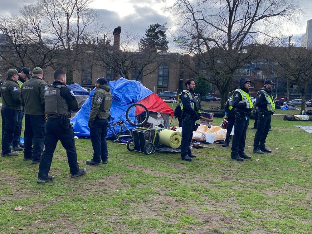 img of 温哥华公园管理人员清理Oppenheimer Park的帐篷和个人物品