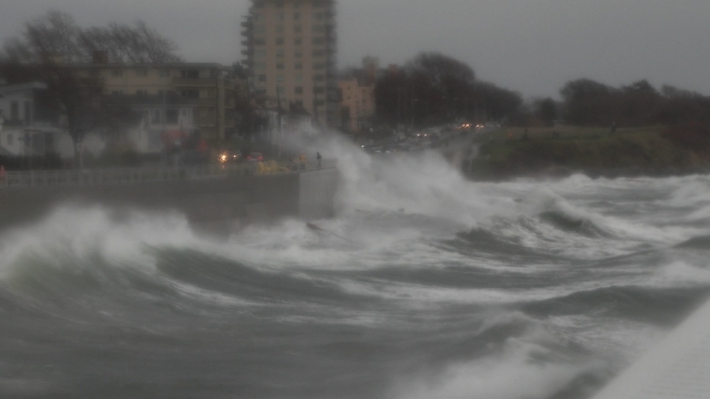 img of 风暴席卷大维多利亚道路，巨浪涌向海岸