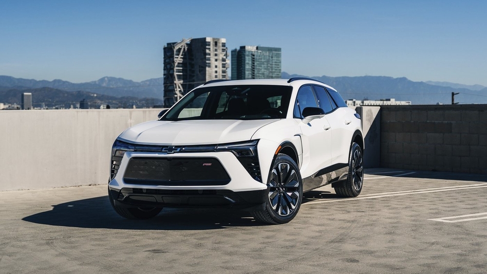 img of Edmunds比较了2024年雪佛兰Blazer EV和2024年特斯拉Model Y