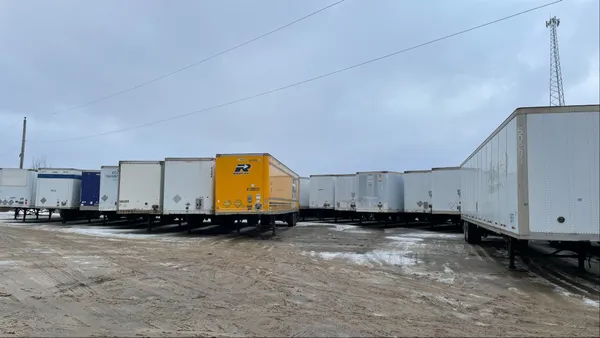 img of 多伦多公共图书馆自网络攻击后，已将归还的图书存放在12个拖车中